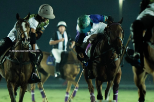 Bajo las luces artificiales, se juega el Ghantoot International Polo Championship en UAE